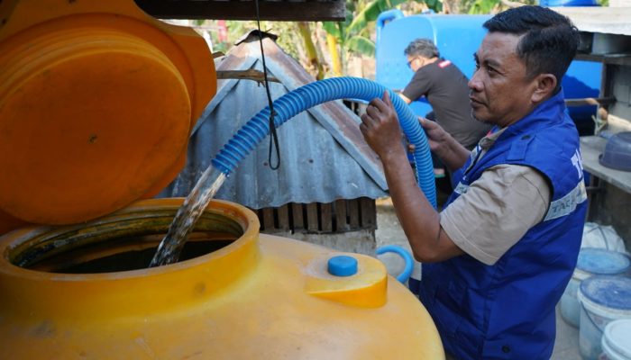 Saat Sumur Warga Mengering, Haris Tome Datang Bawa Air Harapan