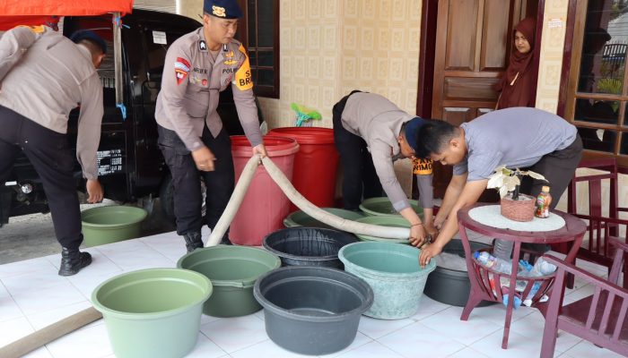 Brimob Polda Gorontalo Hadir, 10 Ribu Liter Air Selamatkan Warga Tibawa