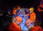 Sigap Tim SAR, Evakuasi Warga Kondisi Lemas di Air Terjun Lombongo