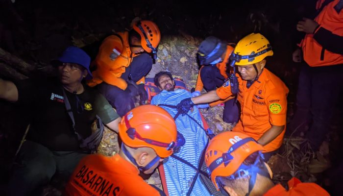 Sigap Tim SAR, Evakuasi Warga Kondisi Lemas di Air Terjun Lombongo