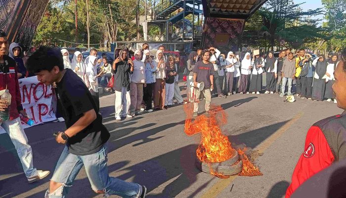 BEM UNIGO Aksi Unras di Pakaya Tower Limboto, Kobaran Api Bakar Semangat Mahasiswa